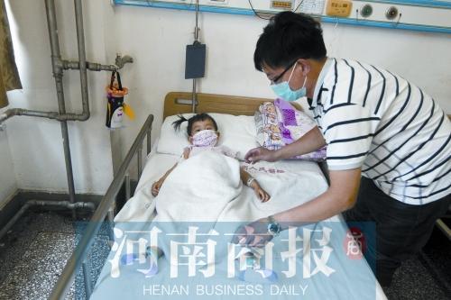 为给孙女凑治病钱 退休老教师烈日下扮米奇赚钱