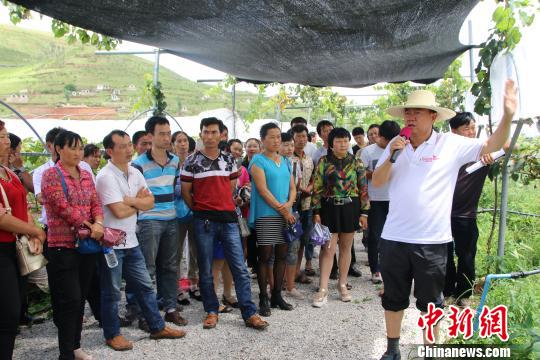 图为“农民大学”学生接受现场指导教学。　钟欣 摄