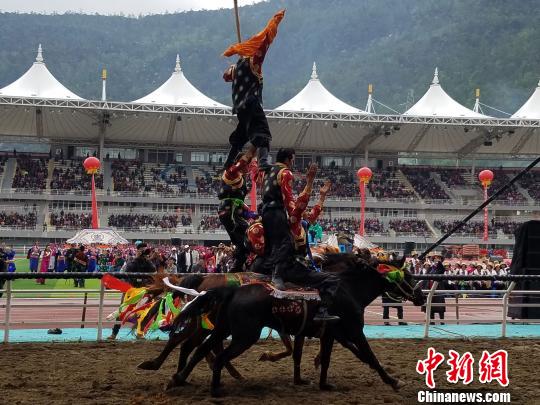 图为香格里拉五月传统赛马节开幕式上，骑手正在进行精彩的马术表演。　韩帅南 摄