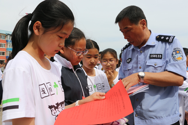 绰尔森林公安局民警走进校园上好“网络安全课”