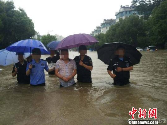 图为南京警方带犯罪嫌疑人涉水辨认现场。　警方供图 摄