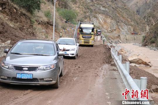 道路抢通后，过往司机为部队官兵竖起大拇指点赞。　武警交通二支队 摄