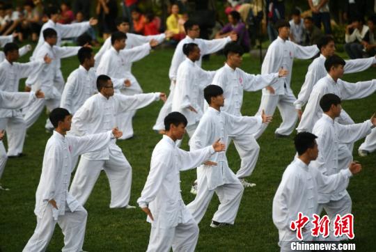 图为昆明·中印瑜伽节开幕现场，千人太极展演 李进红 摄