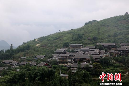 广西融水苗族自治县四荣乡归报屯，发展旅游让该村面貌一新。　林馨 摄