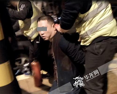 民警在高速公路收费站抓获贩毒嫌疑人。警方供图