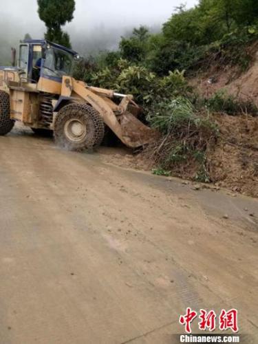 道路抢险现场。　苏忠国 摄