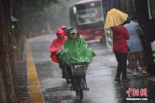 6月22日，呼和浩特迎来降雨。记者 刘文华 摄