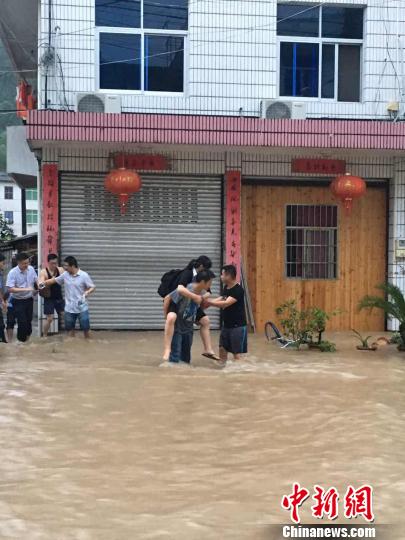 遂昌黄沙腰镇暴雨袭击，转移民众 遂昌宣传部提供 摄