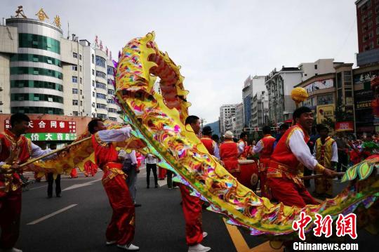 民众参加盘州市成立庆祝活动。　唐福敬 摄