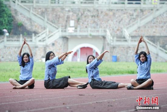 6月14日，在武汉大学里，不少即将毕业的学生租借服装，在校园内拍照留影，让美丽的校园飘满了“民国风”。记者 张畅 摄