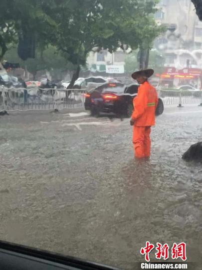 在兰溪府前路人社局路段，因地势极期低洼，暴雨过后有积水，且路边一窨井盖不见踪影。一名环卫工人发现情况后，站在水中好几个小时，指挥车辆和行人避开该处，以免发生意外。　兰溪宣传部提供 摄