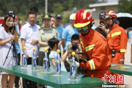 图为消防官兵进行消防技能展示。　宋敏涛 摄