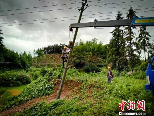 常德电力部门抢修人员雨中保电 彭浩 摄