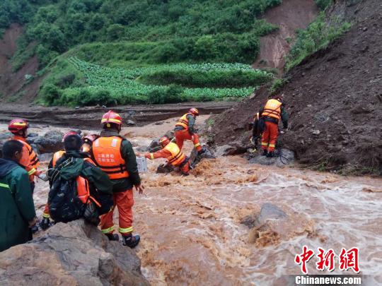 图为消防官兵在救援路上。寻甸县消防大队