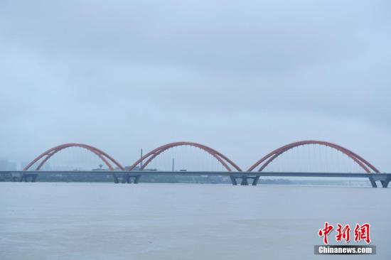 6月30日，洪水淹没了长沙三汊矶大桥大部分桥墩。当日，连日降雨致湖南湘江长沙段水猛涨，据长沙水文站监测数据显示，截止30日16时，湘江长沙段水位涨至37.57米，超警戒水位1.57，直逼1998年历史最高水位39.18米。 记者 杨华峰 摄