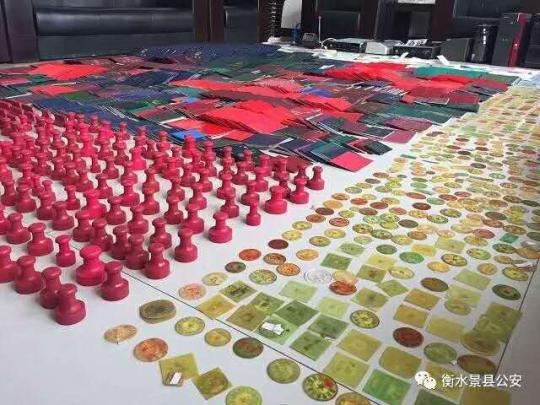 图为警方查获、扣押伪造的国家、企事业单位各种假证及印章。警方提供