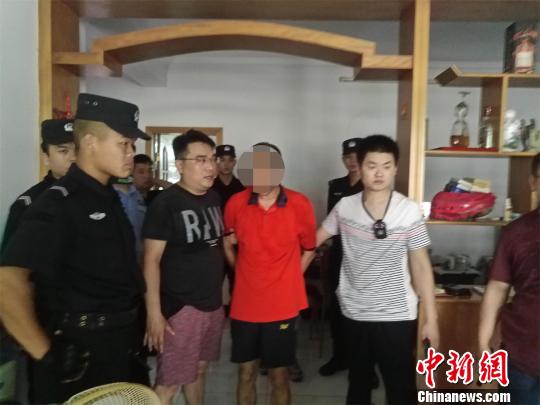 犯罪嫌疑人吴甲被当场抓获 万新强 摄